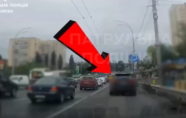 В Киеве наказали водителя BMW, который проехал по полосе общественного транспорта — видео